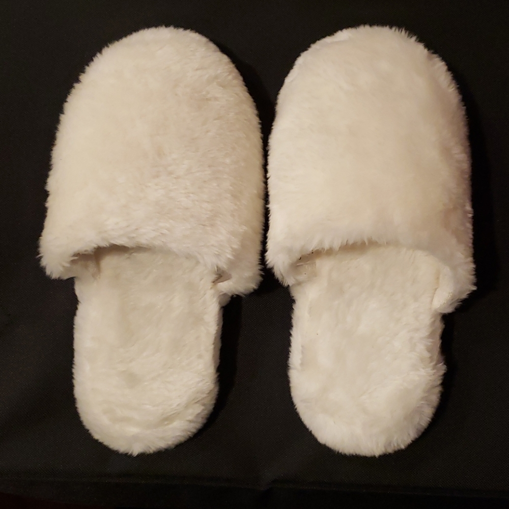 NWOT Fuzzy slippers